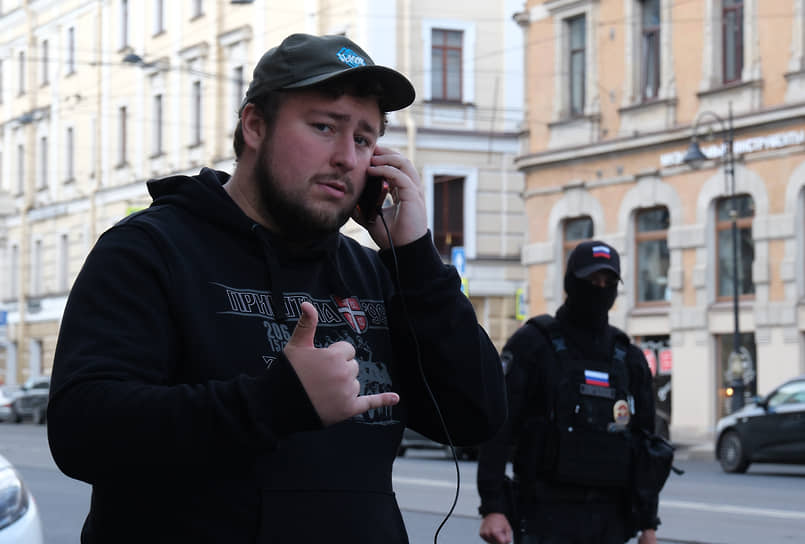 Петербургский националист и ивент-менеджер книжного магазина «Листва» Савва Федосеев (на первом плане).