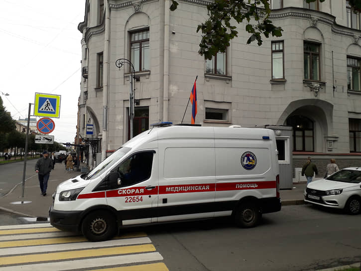 Скорая помощь у консульства Армении в Петербурге