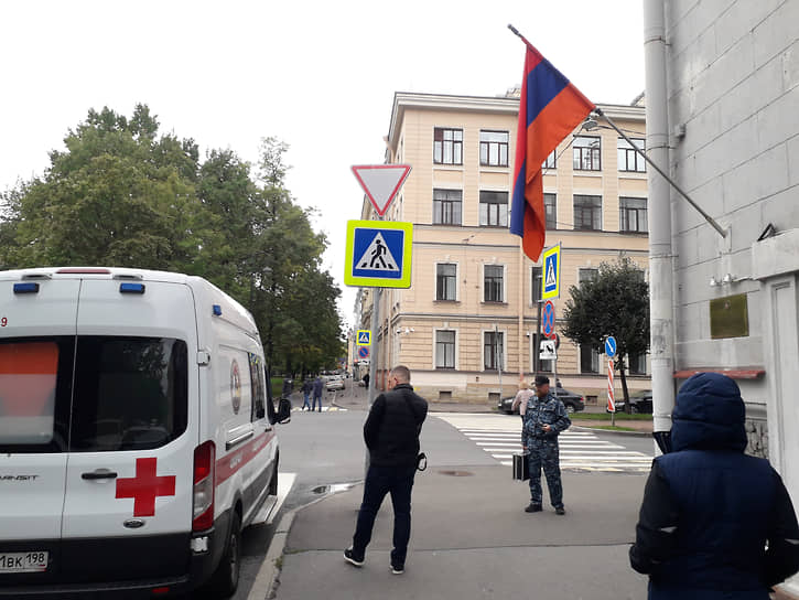 Ситуация у входа в неработающее здание консульства Республики Армения на Большом проспекте В.О. в Санкт-Петербурге днем 24 сентября.