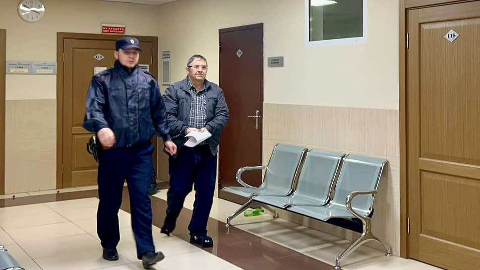 Арестованный по обвинению теракте Газинур Шамсиев с конвойным в здании суда