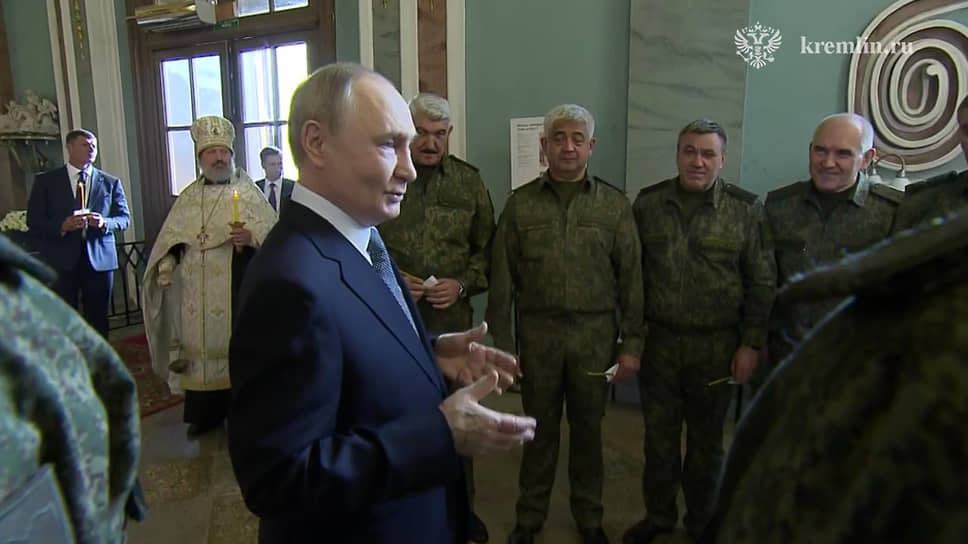 Президент РФ Владимир Путин во время встречи с военными в Петропавловском соборе
