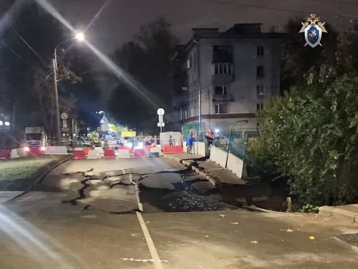 Место провала грунта на пересечении 1-го Муринского проспекта с улицей Харченко