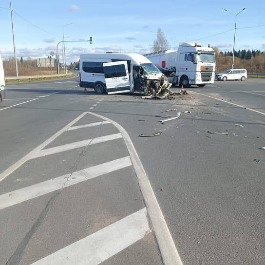 Последствия столкновения автобуса и автокрана в Кингисеппском районе Ленобласти