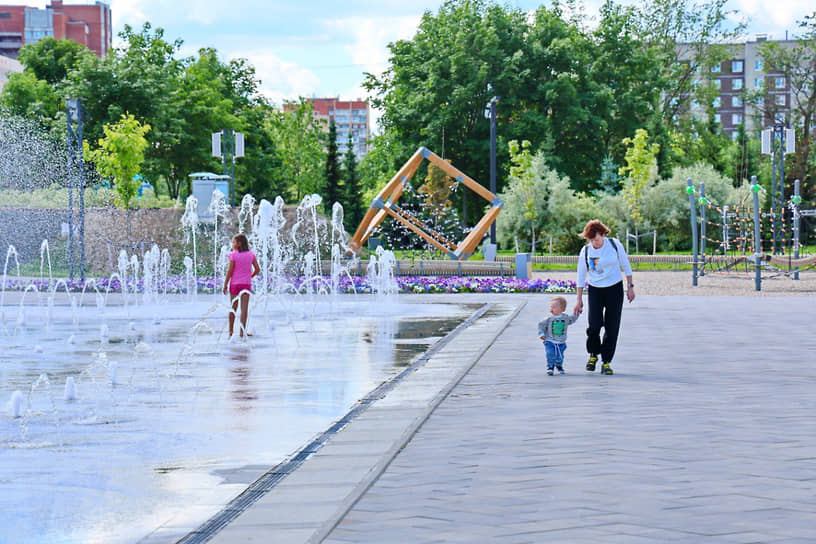 Новое общественное пространство на пересечении улицы Веры Слуцкой и Пролетарской улицы в Колпинском районе Санкт-Петербурга, получившее название «Парк Поколений»