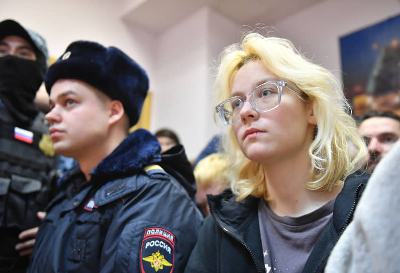 Судебное заседание по делу солистки уличной группы "Стоптайм" Наоко (Диана Логинова), обвиняемой по делу о публичной дискредитации армии, в Ленинском районном суде. Солистка уличной группы "Стоптайм" Наоко (Диана Логинова) (справа) во время заседания