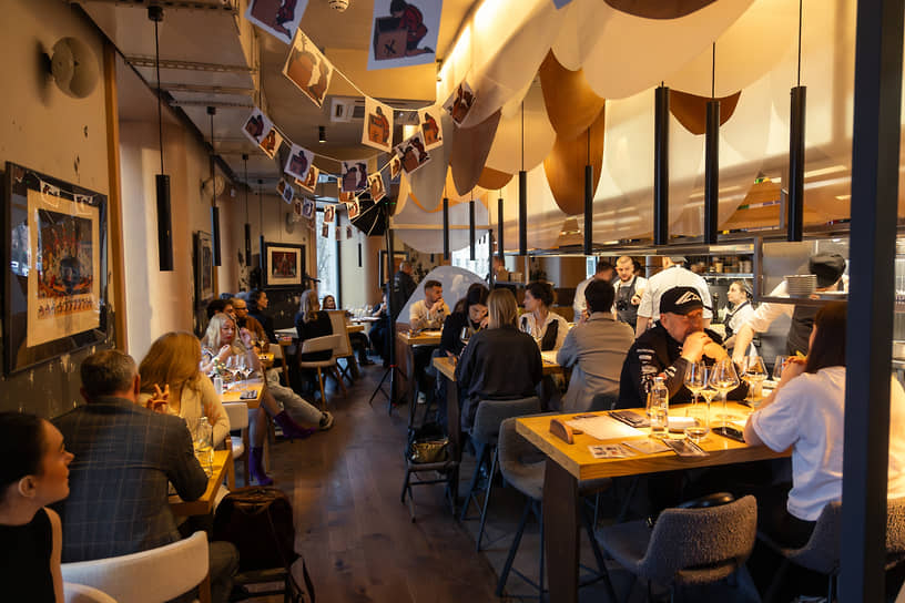 Интерьер ресторана «Мона» на Каменноостровском проспекте. Деятельность заведения приостановили на 20 суток из-за антисанитарии.