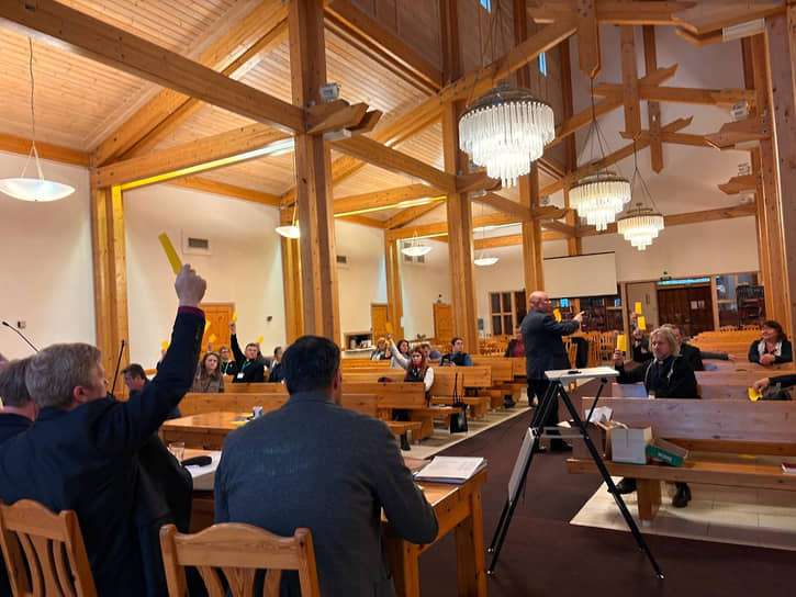 Члены Синода Церкви Ингрии, голосующие за смену названия