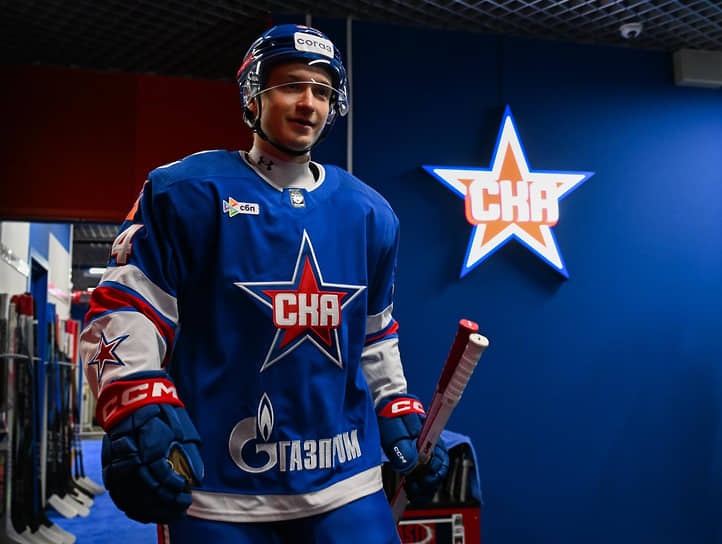 Игроки СКА, готовящиеся ко второму периоду в игре с «Сибирью»