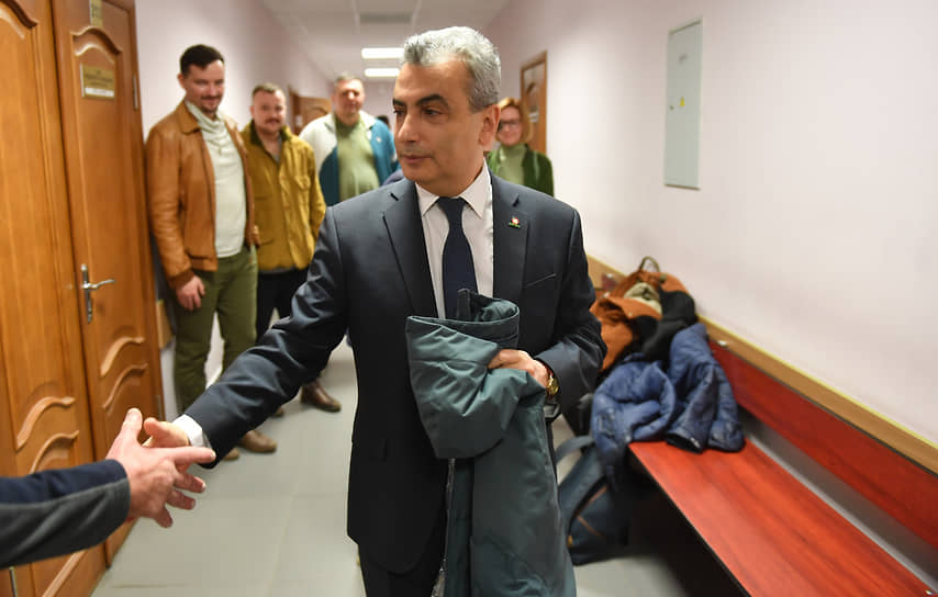 Заместитель председателя партии &quot;Яблоко&quot; Лев Шлосберг (признан иноагентом) перед началом заседания суда по иноагентскому делу в Пскове.