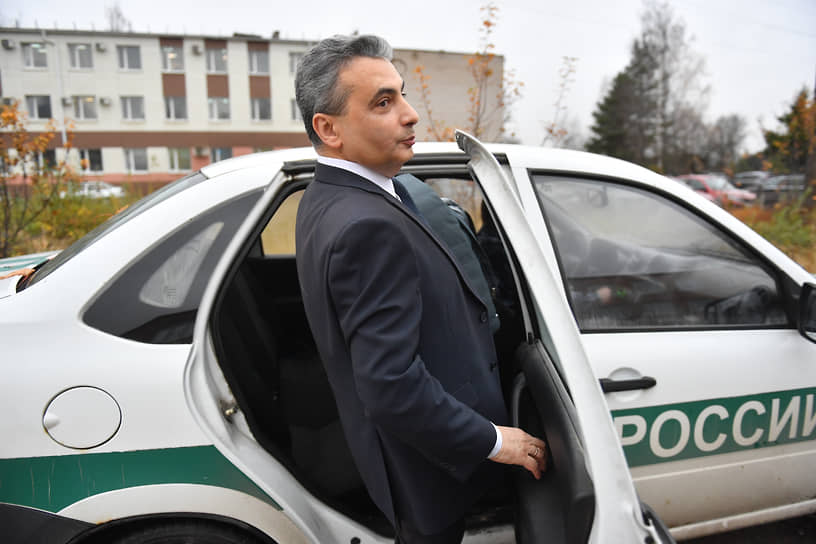 Заместитель председателя партии &quot;Яблоко&quot; Лев Шлосберг (признан иноагентом) перед началом заседания суда по иноагентскому делу в Пскове.