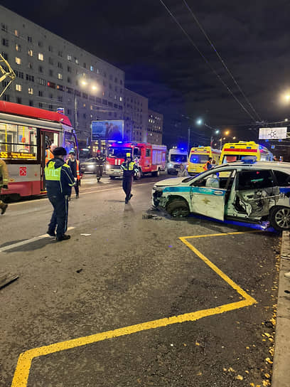 Последствия ДТП с BMW и полицейским автомобилем на Политехнической улице