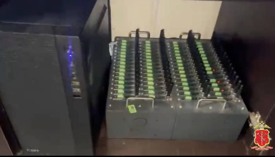 Оборудование в квартире задержанного по подозрению в организации кол-центра мошенников жителя Ленобласти