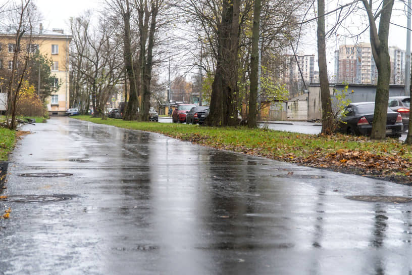 Завершение работ по благоустройству территории после замены трубопровода на Удельном проспекте в Выборгском районе Санкт-Петербурга