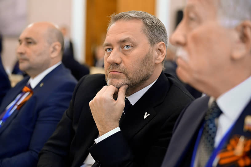 Председатель Законодательного собрания Санкт-Петербурга Александр Бельский (в центре) во время заседания.