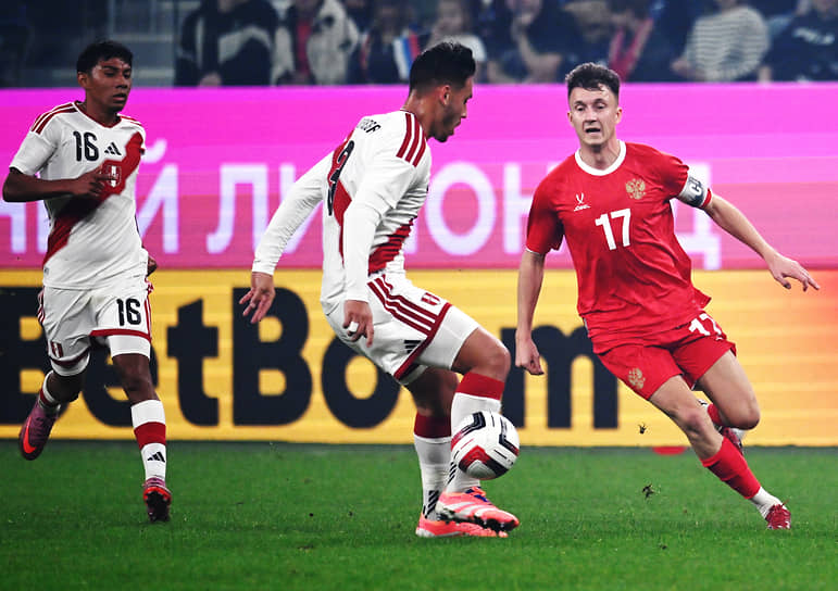 Товарищеский матч по футболу между сборными командами России и Перу на стадионе "Газпром Арена". Игрок сборной России Александр Головин (справа) во время матча.