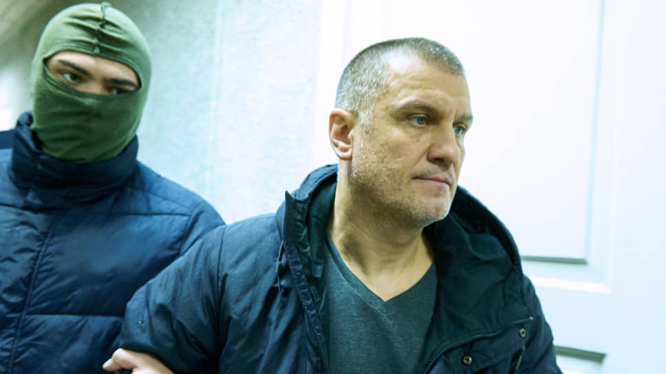 Глава пресс-службы петербургского управления полиции Вячеслав Степченко перед определением меры пресечения в Октябрьском районном суде