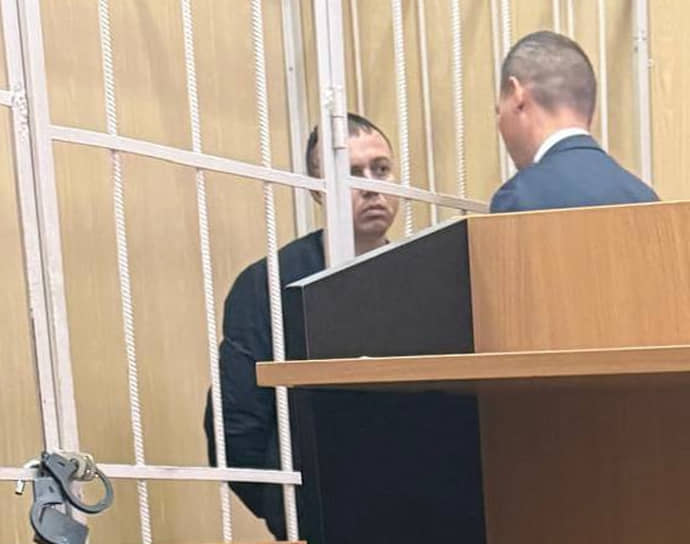 Избрание меры пресечения Ренату Шайхутдинову (слева) — предполагаемому виновнику ДТП с тремя погибшими пассажирами рейсового автобуса на трассе «Нарва» в феврале 2025 года.