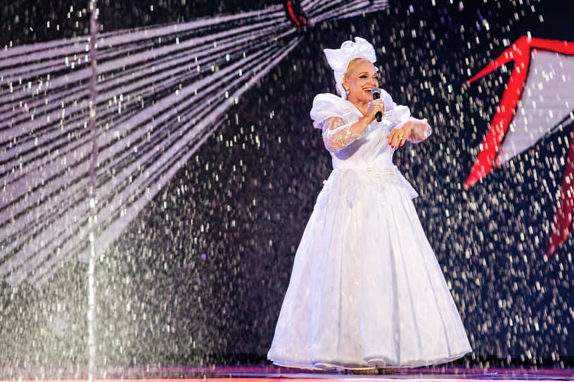 Певица Надежда Кадышева во время выступления на празднике выпускников средних школ Санкт-Петербурга «Алые паруса – 2025» на Дворцовой площади.