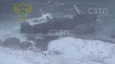 Два судна отшвартовались из-за шторма в Териберке: одно затонуло, второе пропало