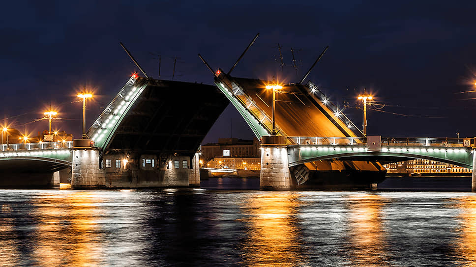 Разведенный Сампсониевский мост через Большую Невку в Санкт-Петербурге