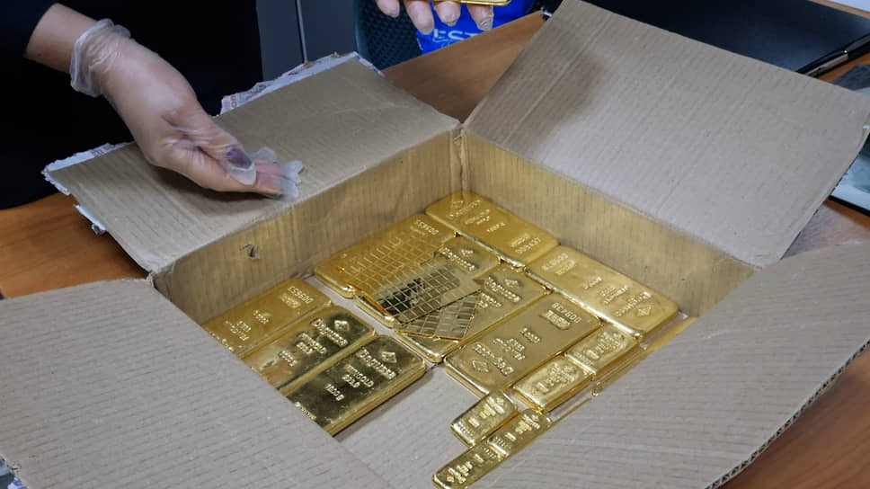 Золотые слитки, изъятые из автомобиля Mercedes на пункте пропуска «Шумилкино» Псковской области