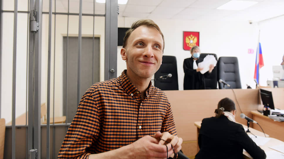 Признанный иностранным агентом журналист и главный редактор газеты «Псковская губерния» Денис Камалягин во время заседания Псковского городского суда по его иску к Министерству юстиции России, в котором оспаривается включение Дениса Камалягина в список иностранных агентов.