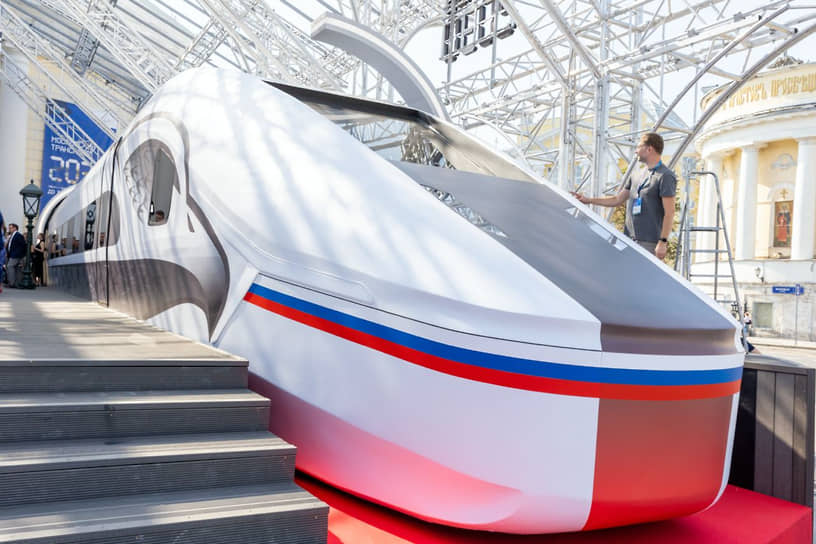 Макет высокоскоростного поезда, который будет курсировать по ВСМ между Петербургом и Москвой