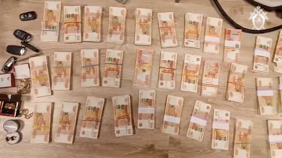 Пачки купюр и ключи от автомобилей и иные ценности, изъятые у чиновников Тосненского района Ленинградской области