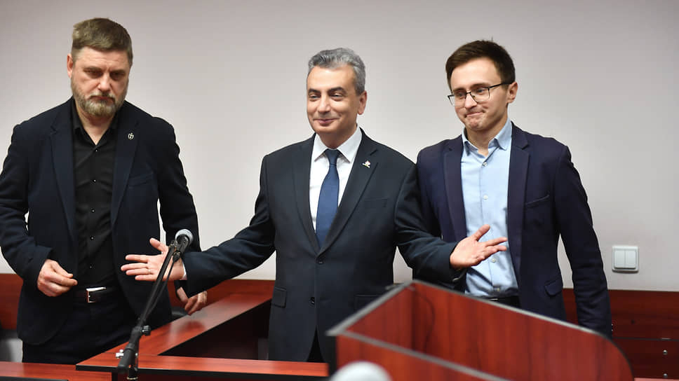 Признанный иностранным агентом заместитель председателя партии «Яблоко» Лев Шлосберг (в центре) и его адвокаты в Судебном участке № 38