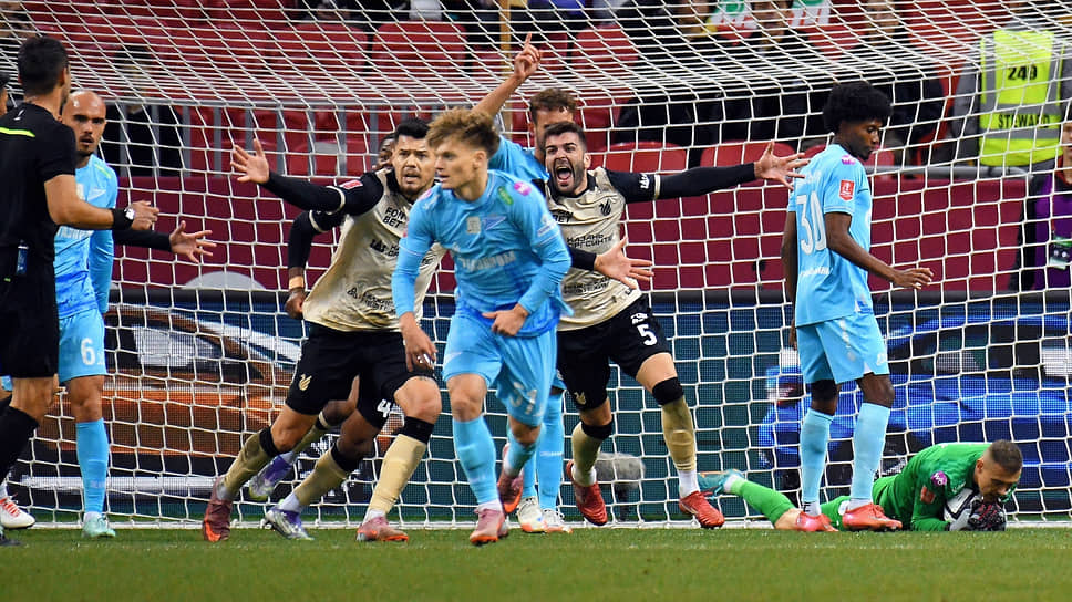 Игрок команды «Зенит» Вадим Шилов (в центре) во время одного из матчей на кубок России.