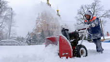 Петербургские коммунальщики за неделю убрали 10 тысяч кубометров снега