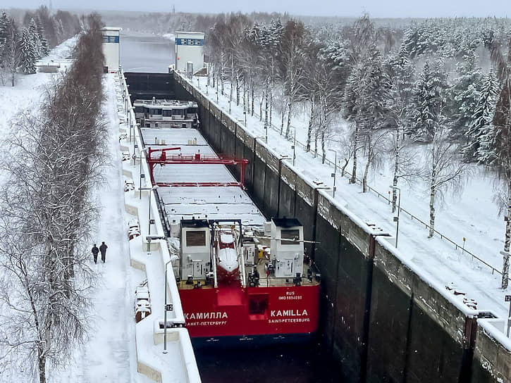 Шлюзование грузового судна в Волго-Балтийском бассейне