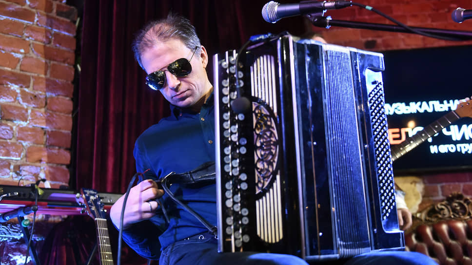 Музыкальный вечер в формате «квартирник» «Время легенд», организованный издательским домом «Коммерсантъ – Санкт-Петербург». Музыкант Федор Чистяков на вечере.