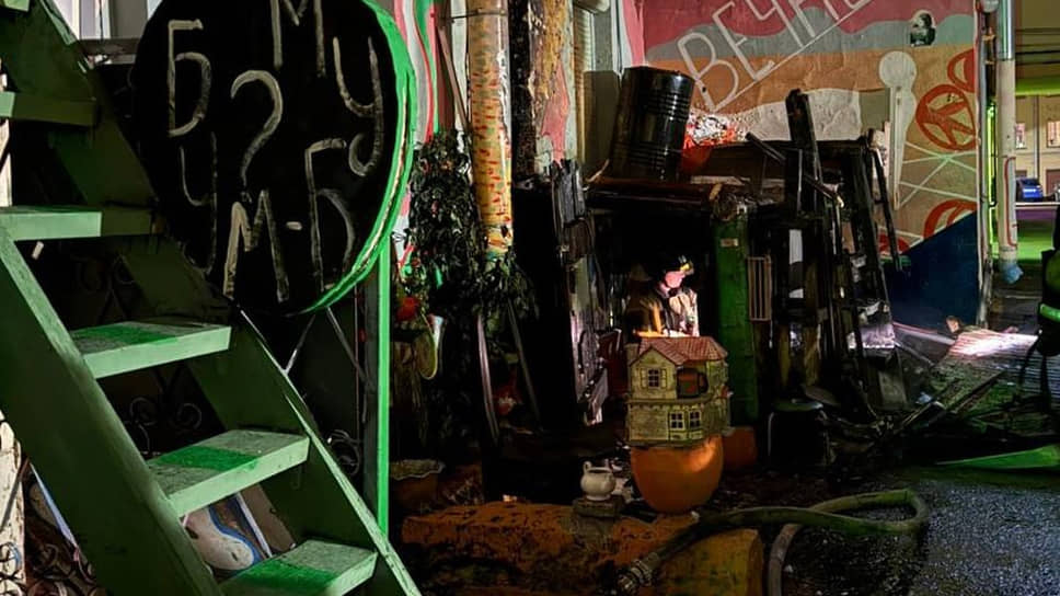 Последствия пожара в знаменитом «подвале Нельсона» в доме 8 по Полозовой улице в Петроградском районе Санкт-Петербурга.