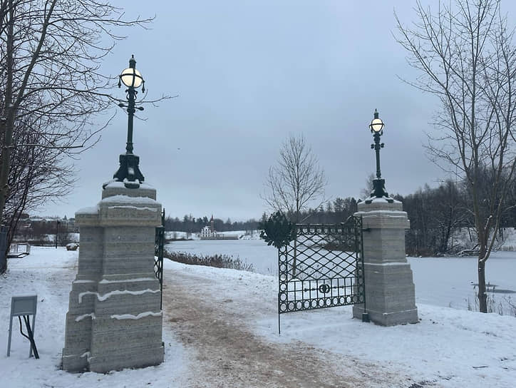 Изготовленная по старинным образцам новая входная группа в Приоратский парк со стороны проспекта 25 Октября в Гатчине
