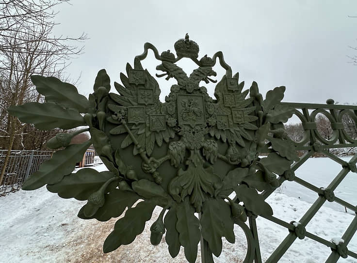 Изготовленная по старинным образцам новая входная группа в Приоратский парк со стороны проспекта 25 Октября в Гатчине