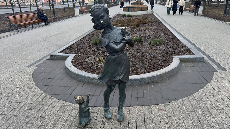 Виды Вологды. Скульптурная композиция «Девочка с мороженым и котик» на бульваре проспекта Победы.