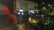 Мужчину и женщину на квадроцикле доставали спасатели из болота в поселке Шапки