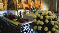 Пять исторических памятных медалей вернули на надгробие императора Николая I