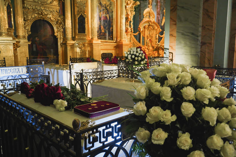 Пять медалей, возвращенных на могилу императора Николая Первого в Петропавловской крепости