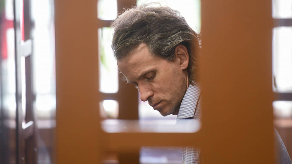 Глава строительной компании «Норманн» Владимир Смирнов, подозреваемый в мошенническом хищении средств дольщиков во время заседания Выборгского районного суда в 2019 году.