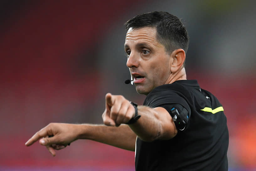 Футбольный судья Павел Кукуян во время матча