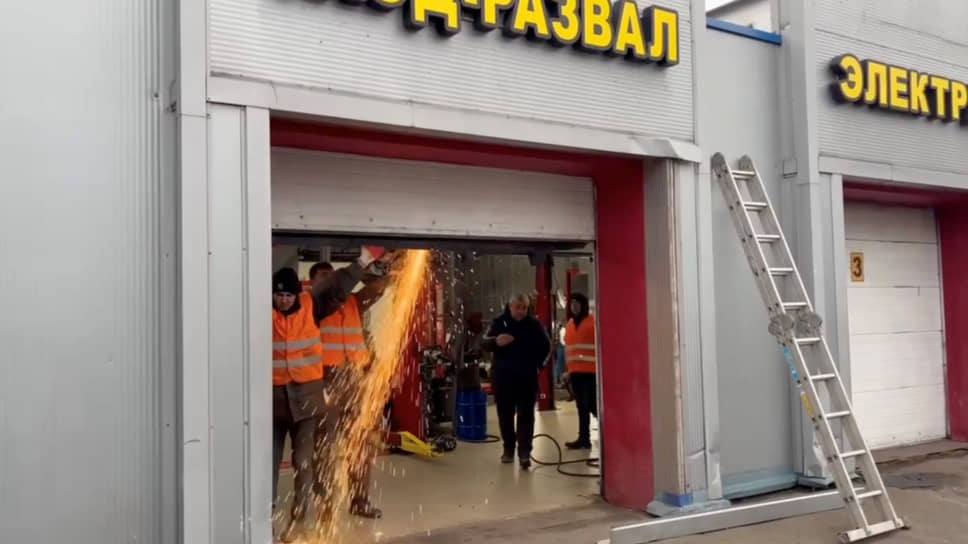 
Демонтаж незаконно работавшего павильона автосервиса в молодежном переулке
