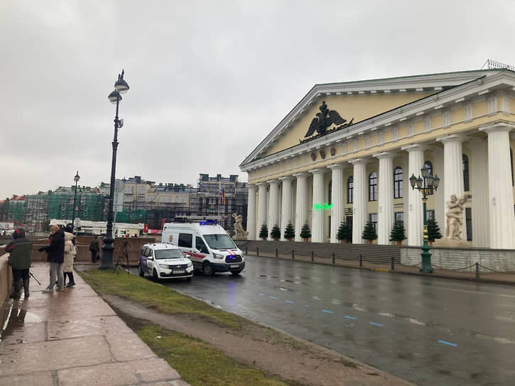 Место аварии у Горного университета, где кроссовер Haval пробил ограждение и вылетел в Неву