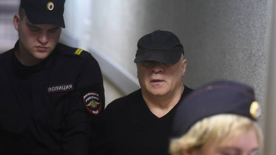 Александр Ебралидзе (в центре) перед началом заседания по делу о хищении средств «Констанс-Банка» в 2023 году