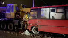 Пять человек пострадали в ДТП с автобусом и грузовиком в Ленобласти