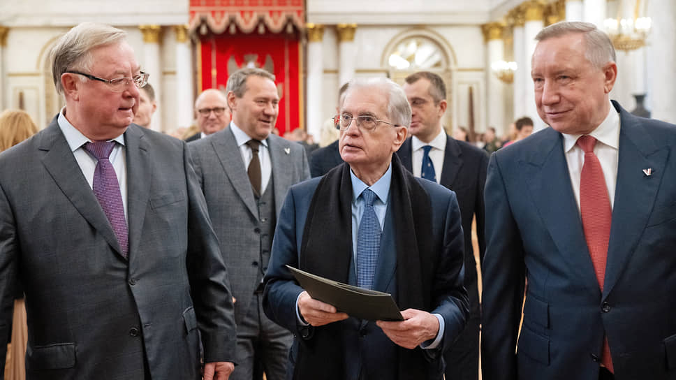Губернатор Санкт-Петербурга Александр Беглов (справа) и директор Государственного Эрмитажа Михаил Пиотровский (в центре) на церемонии выноса знамен и штандартов Российской Императорской армии в 2024 году