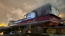 Рядом с Большим Обуховским мостом загорелся стоящий на суше катер