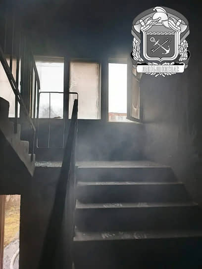 
Лестничная клетка дома в городе Луга после пожара, в связи с котором эвакуировали шесть человек