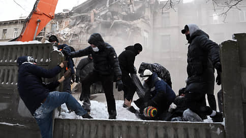 Градозащитники прорвали оцепление здания НИИ Бумаги и блокируют работу техники